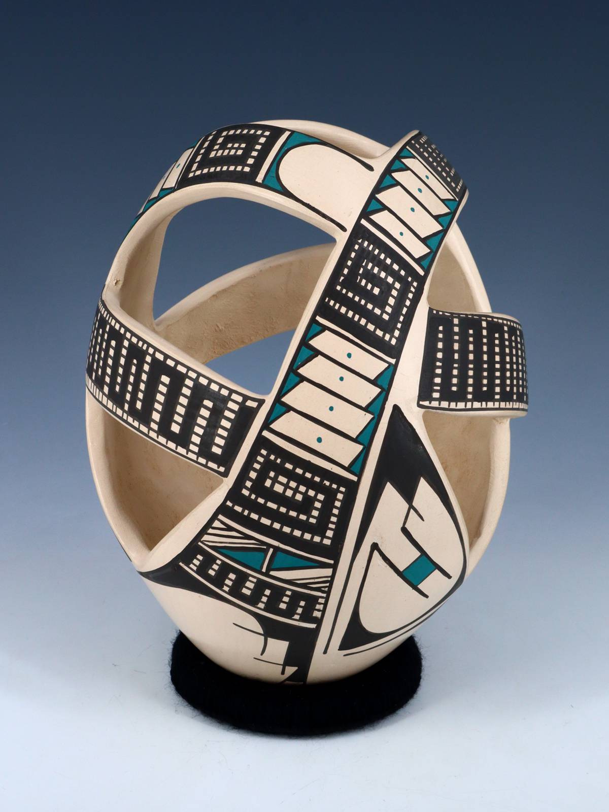 Mata Ortiz Hand Coiled Pottery Vase - PuebloDirect.com