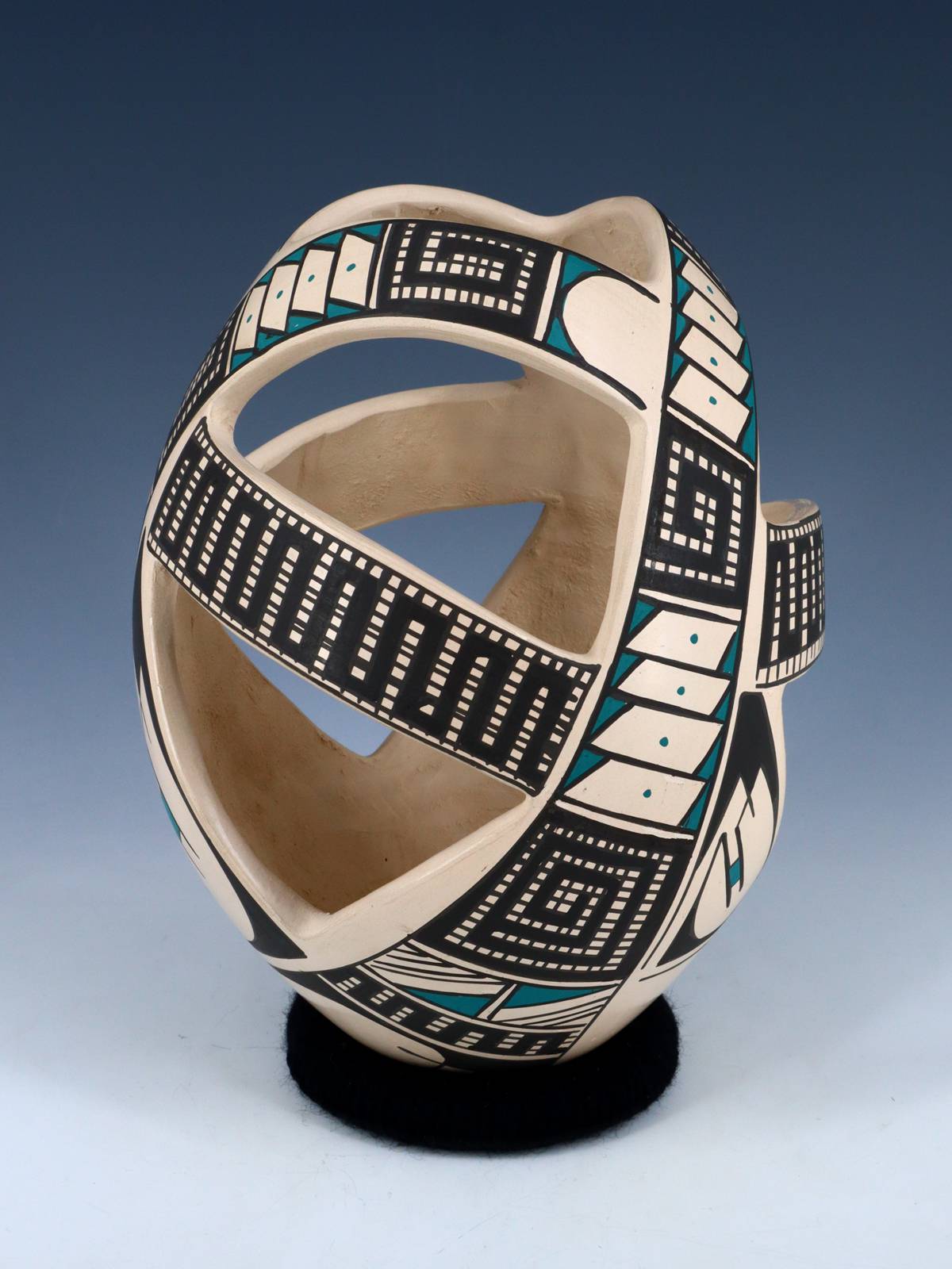 Mata Ortiz Hand Coiled Pottery Vase - PuebloDirect.com