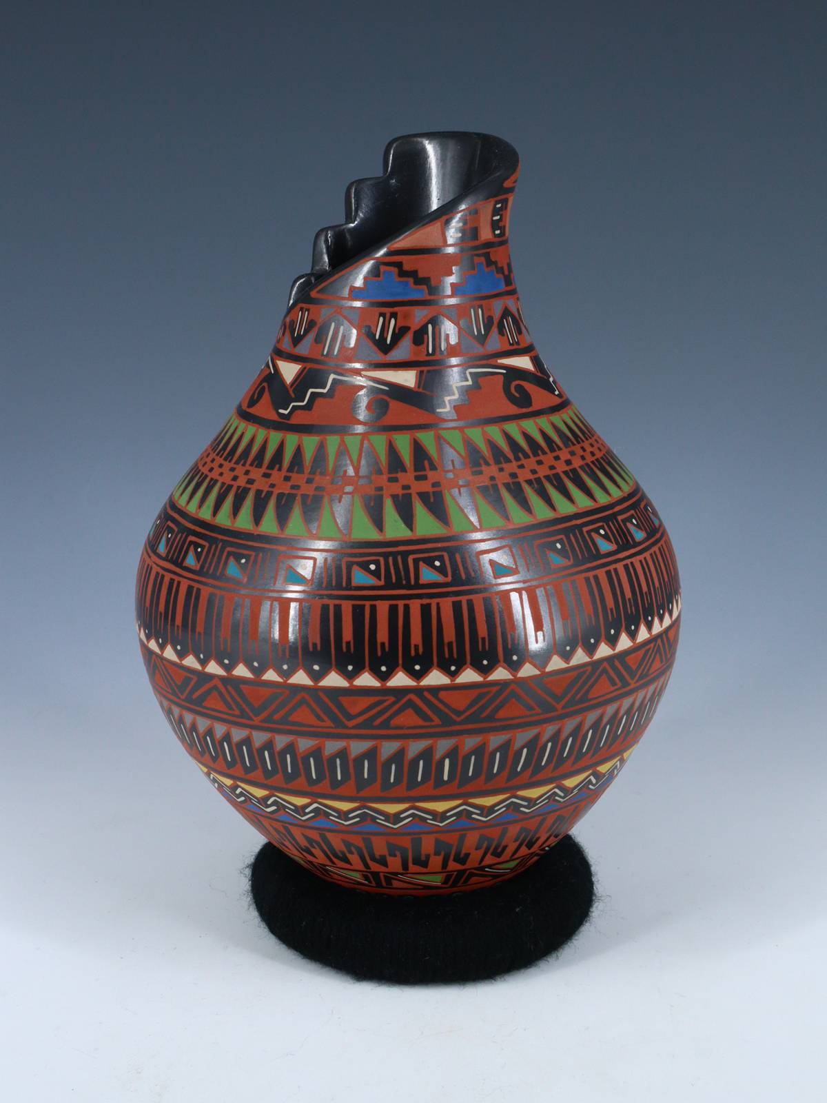 Mata Ortiz Hand Coiled and Painted Pottery Vase - PuebloDirect.com