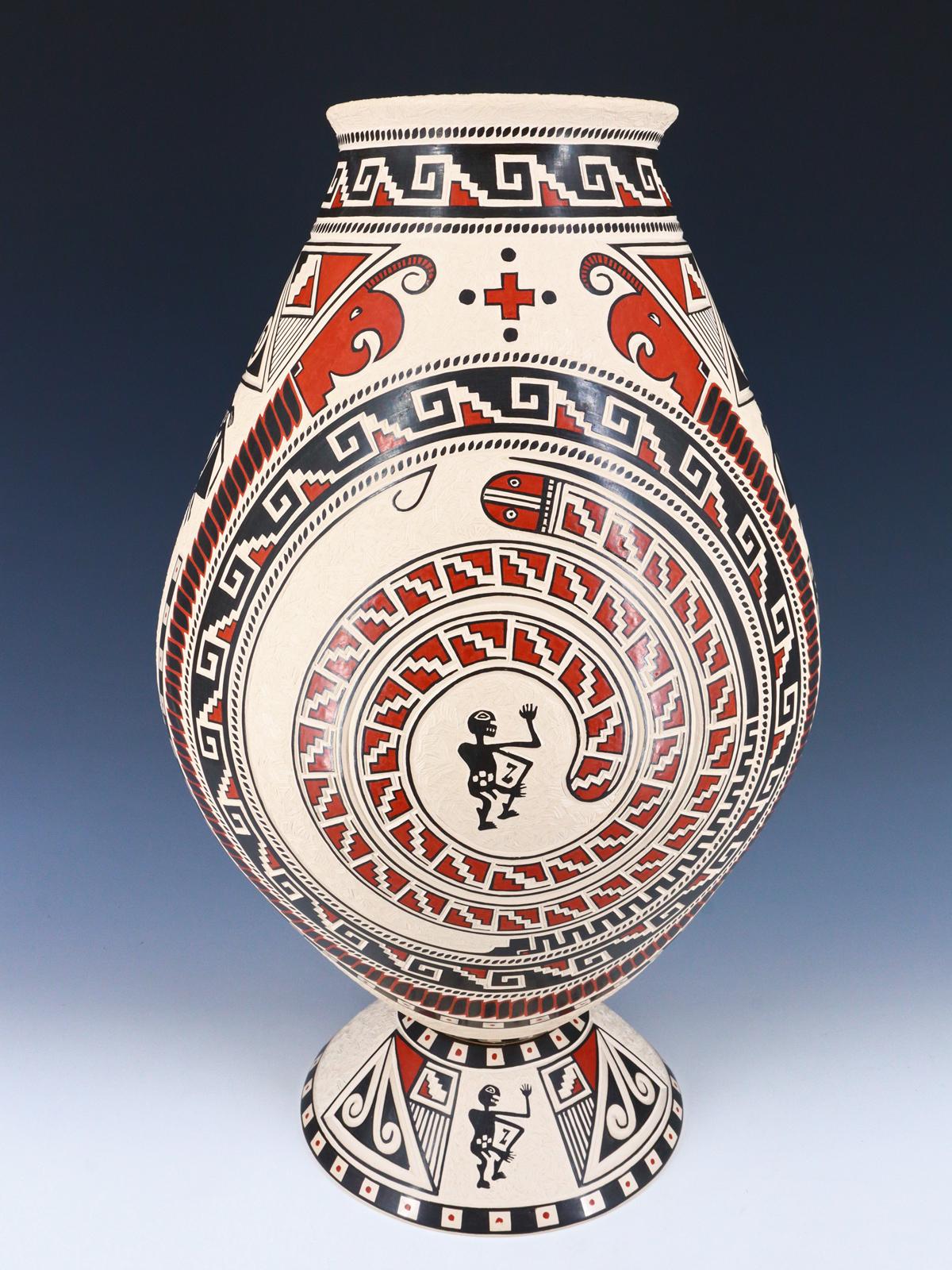 Poterie enroulée à la main Mata Ortiz avec support