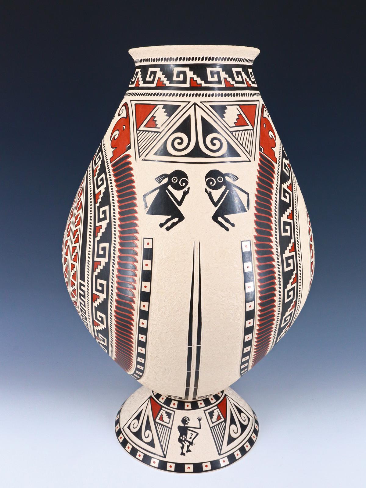 Poterie enroulée à la main Mata Ortiz avec support