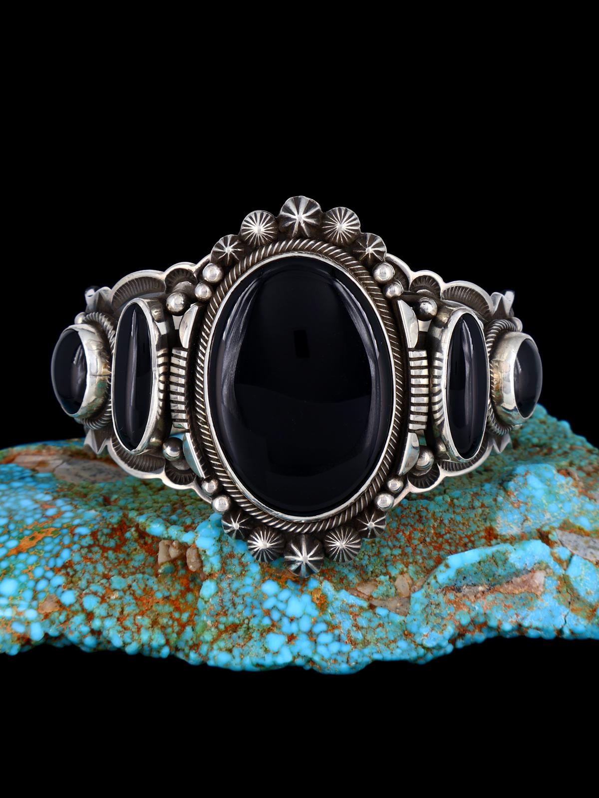 Brazalete de plata de ley con ónix negro y nativo americano