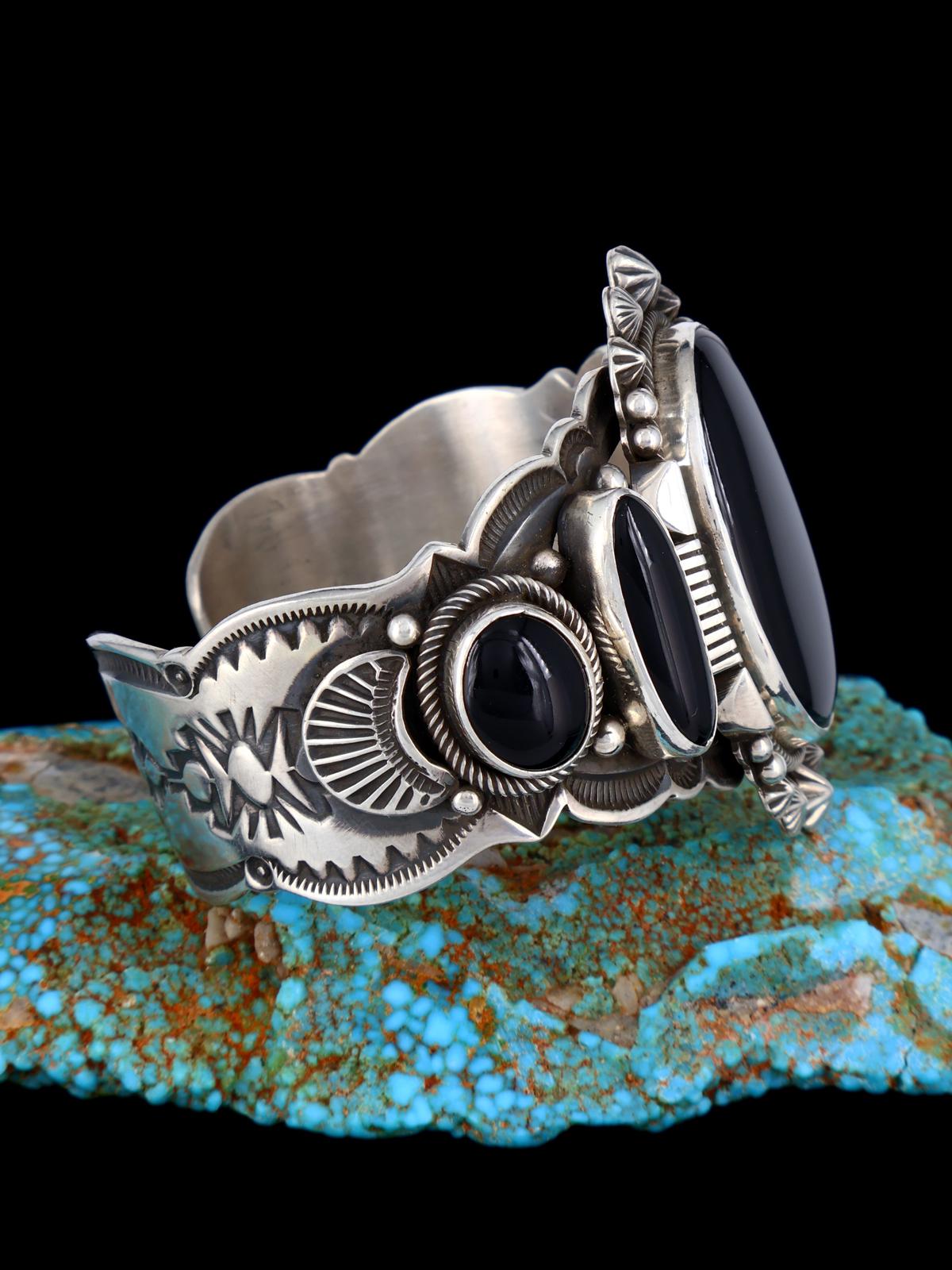 Brazalete de plata de ley con ónix negro y nativo americano