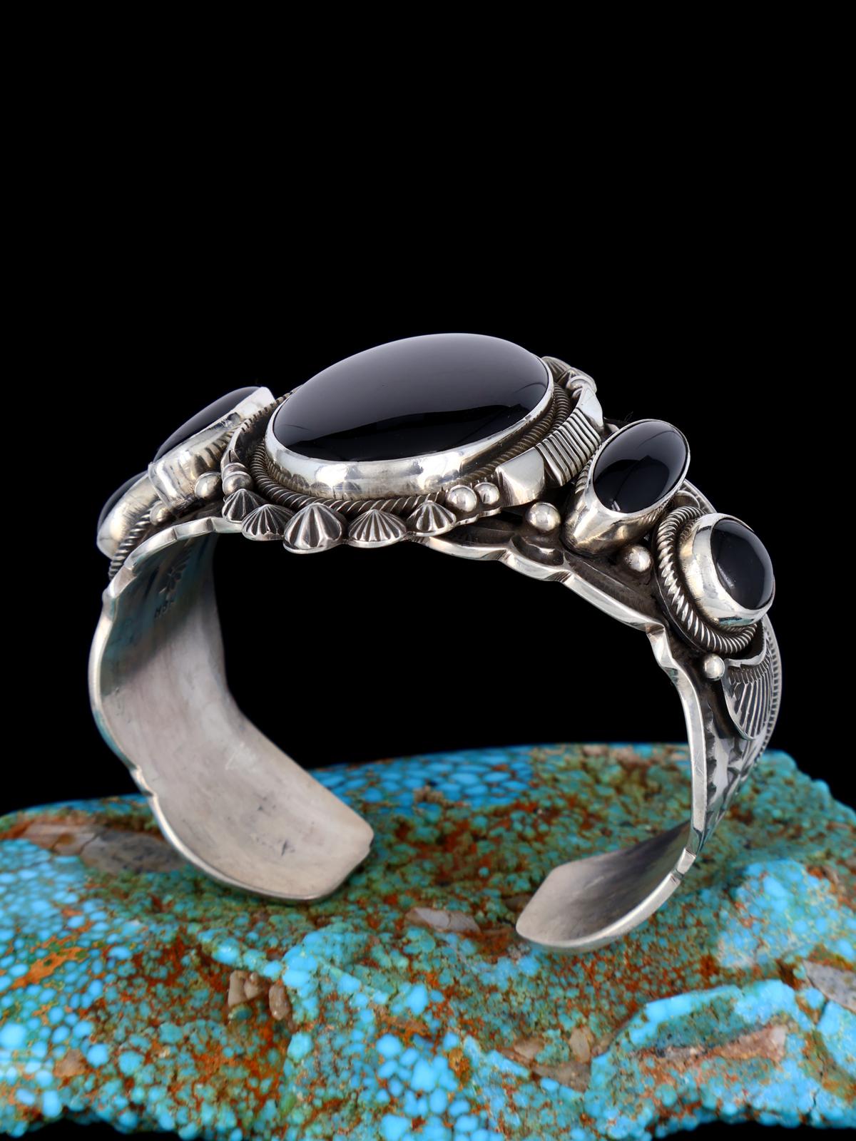 Brazalete de plata de ley con ónix negro y nativo americano