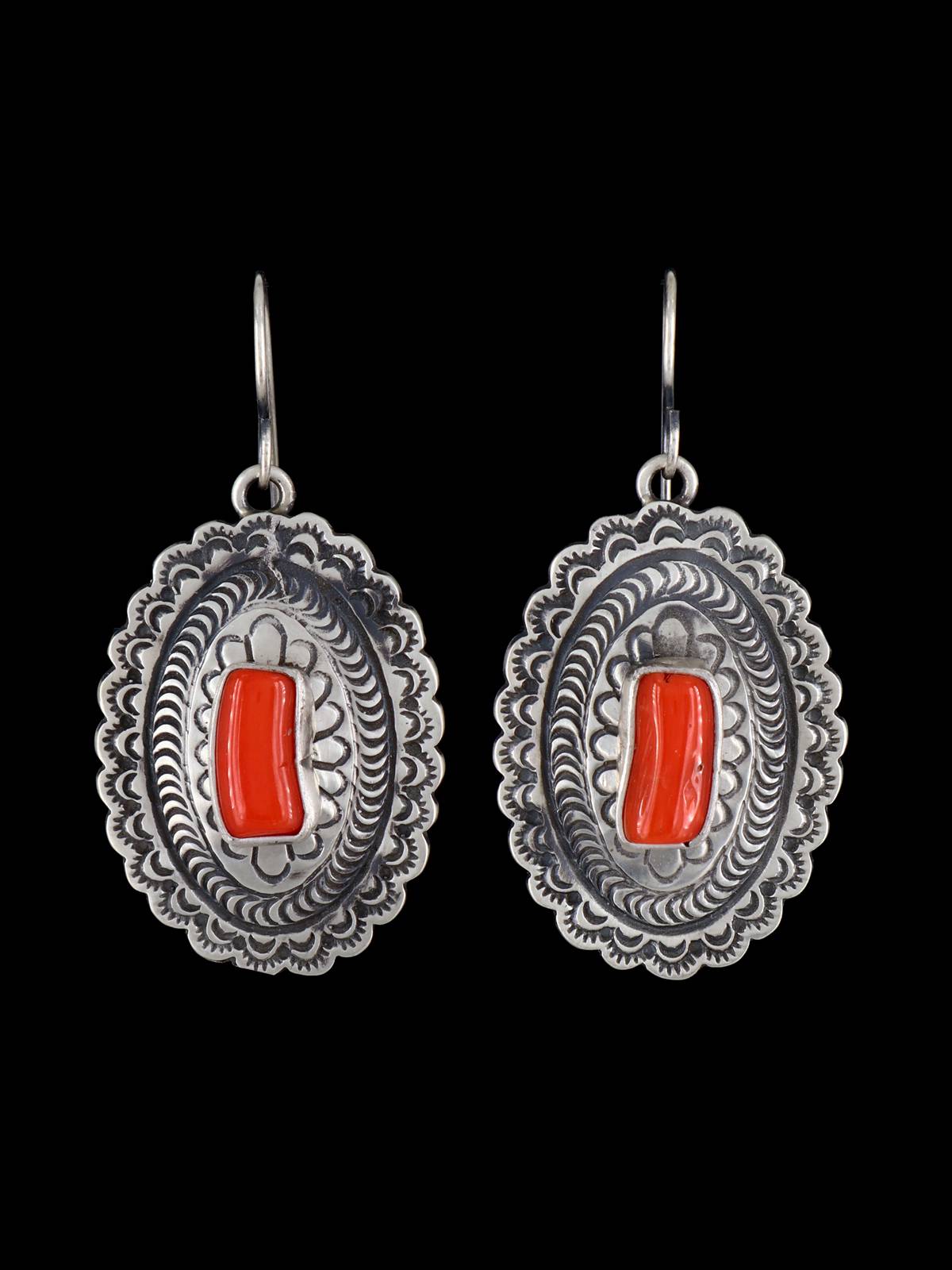 Pendientes Navajo de plata de ley con coral Kokopelli