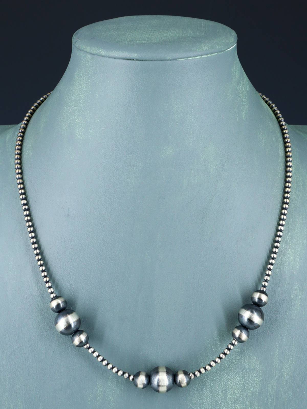 Collar de cuentas de plata de ley de una sola hebra de joyería Navajo de 18.0 in