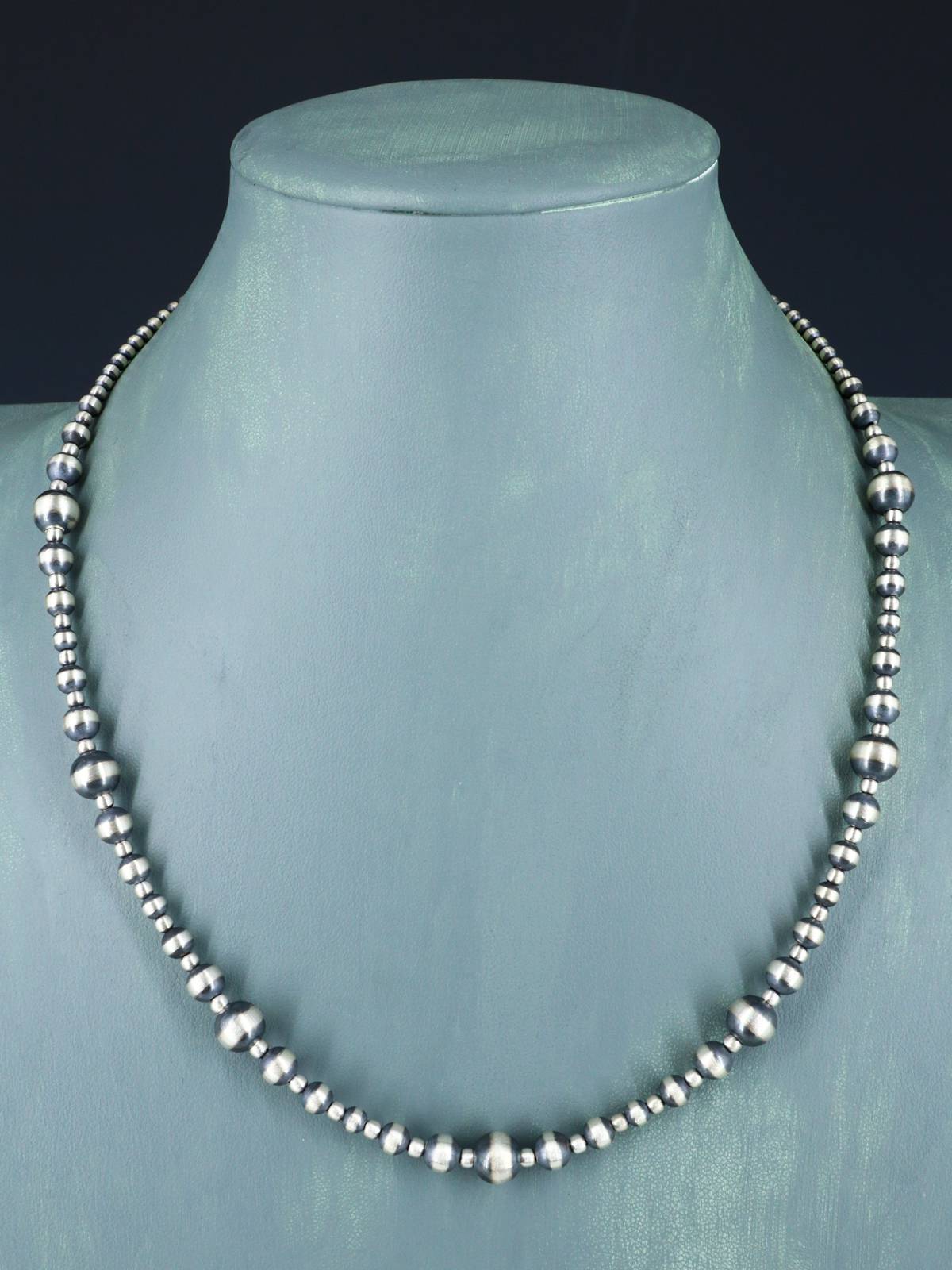 Collier de perles en argent sterling à brin unique de bijoux Navajo de 18 po