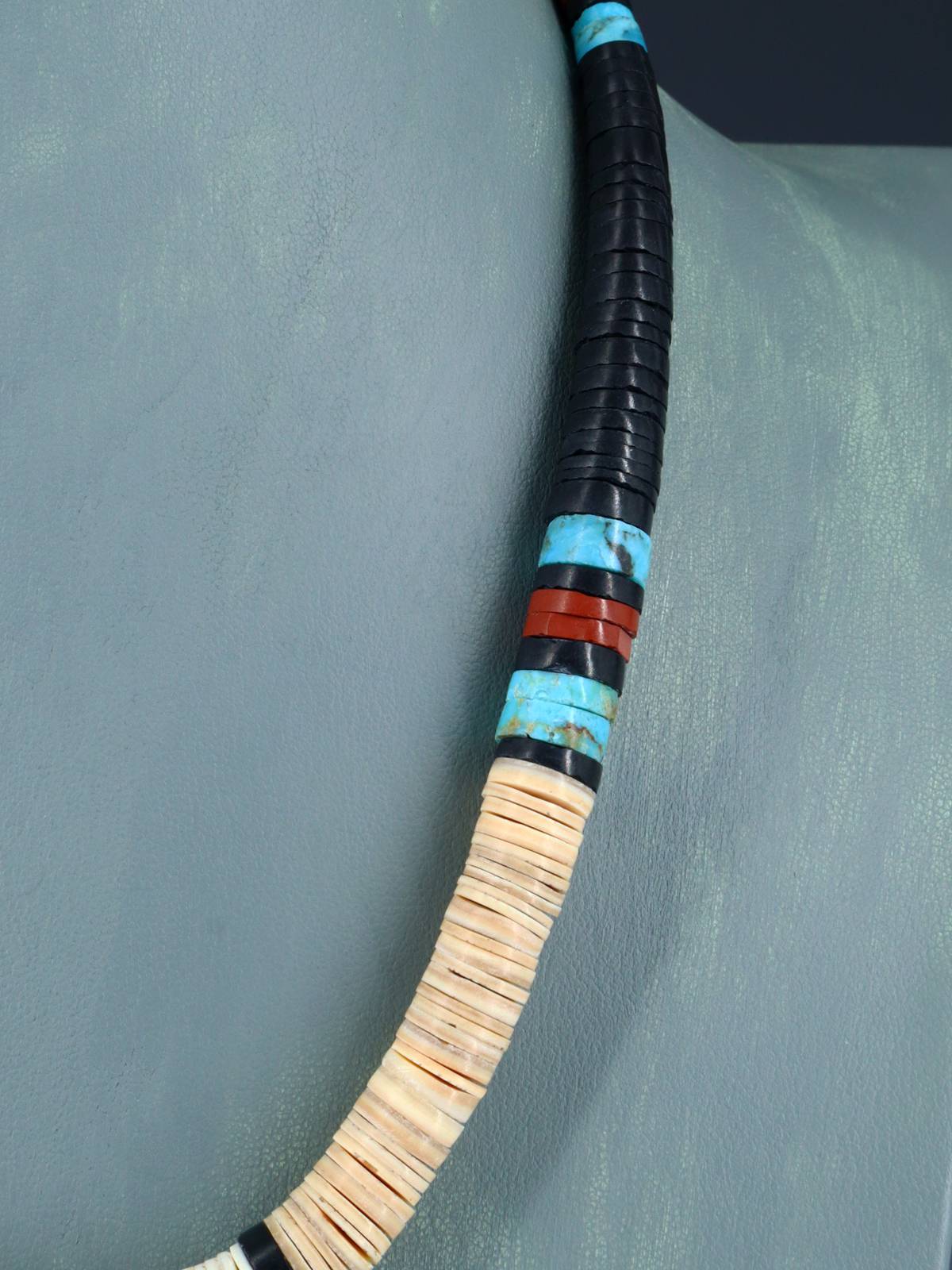 Collier amérindien de coquillages et turquoise de 18 po