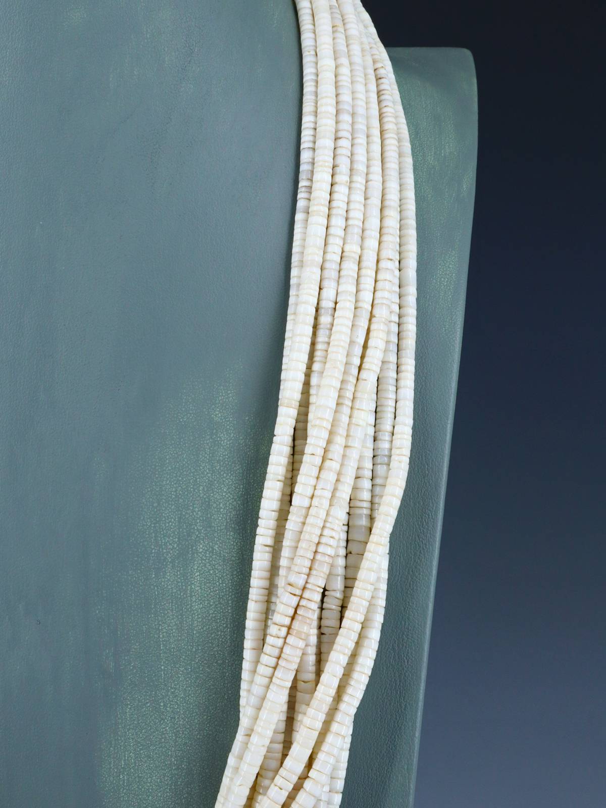 Collier Heishi à dix brins de coquillages de Saint-Domingue