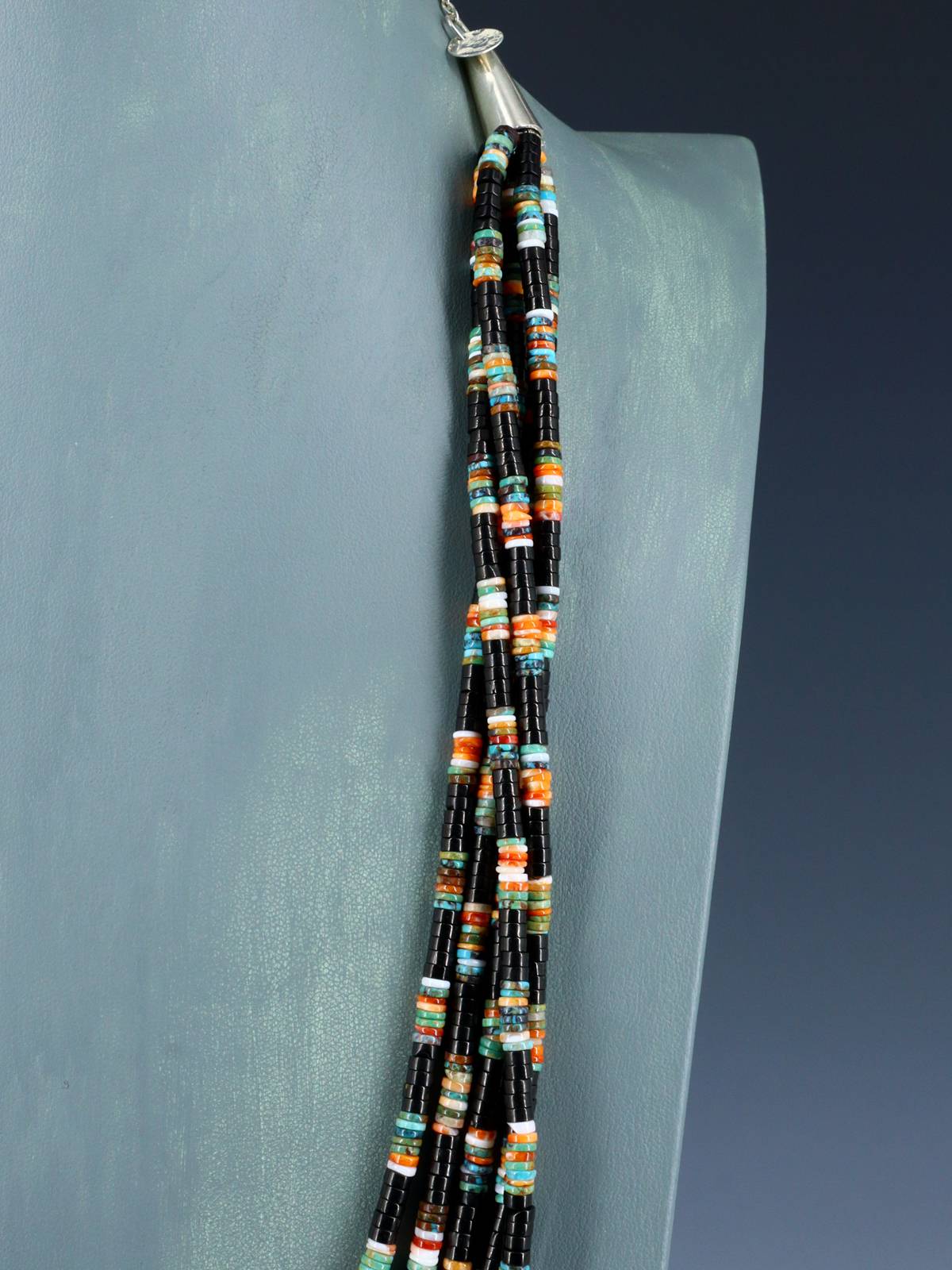 Collier amérindien de corail de pomme et de lapis