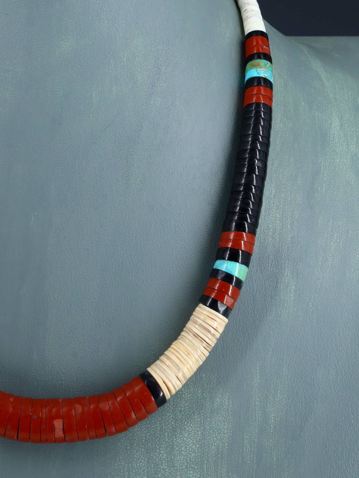 Collier amérindien de coquillages et turquoise de 18 po