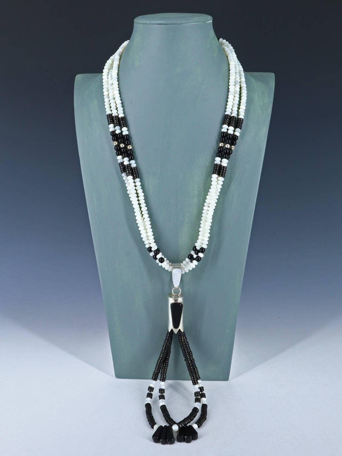Santo Domingo Collar Jocla de Tres Hilos de Ónix y Nácar