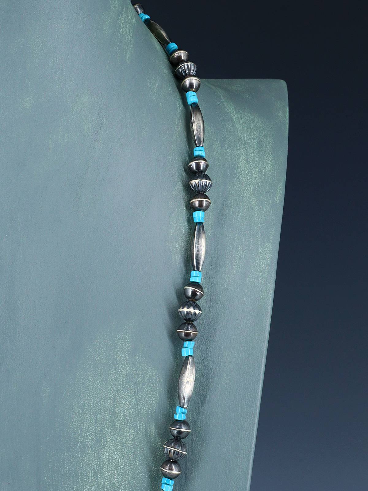 Collier de perles Navajo fait à la main en argent sterling amérindien de 17 po