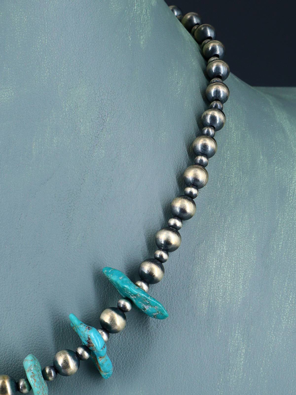 Collier amérindien de pépites turquoise et de perles d’argent