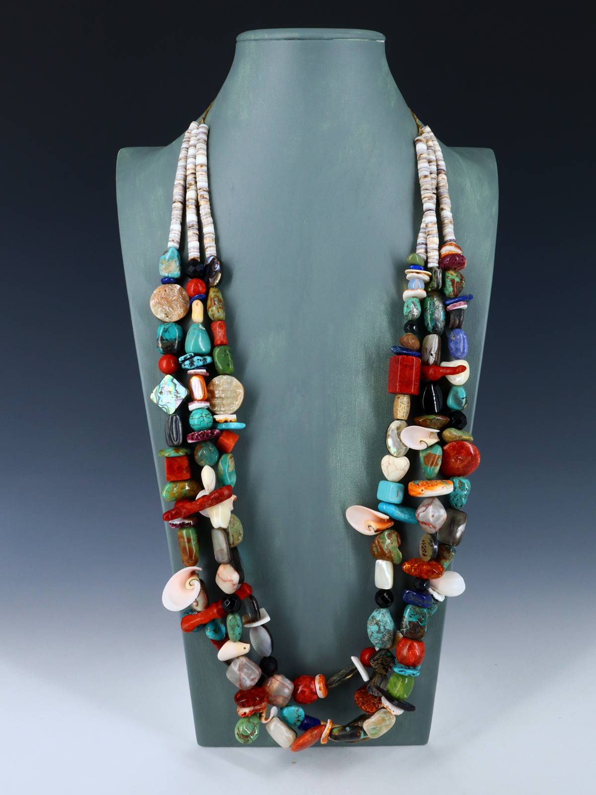 Collar Heishi de concha de triple hebra de joyería nativa americana