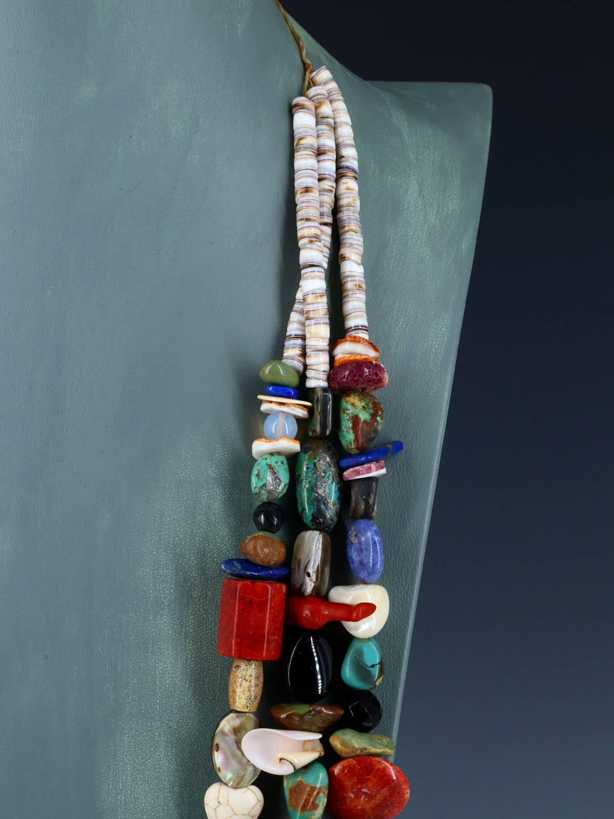 Collar Heishi de concha de triple hebra de joyería nativa americana