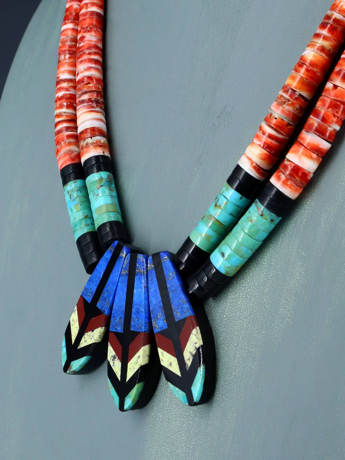 Collar de plumas de coral de color turquesa y manzana de Santo Domingo nativo americano