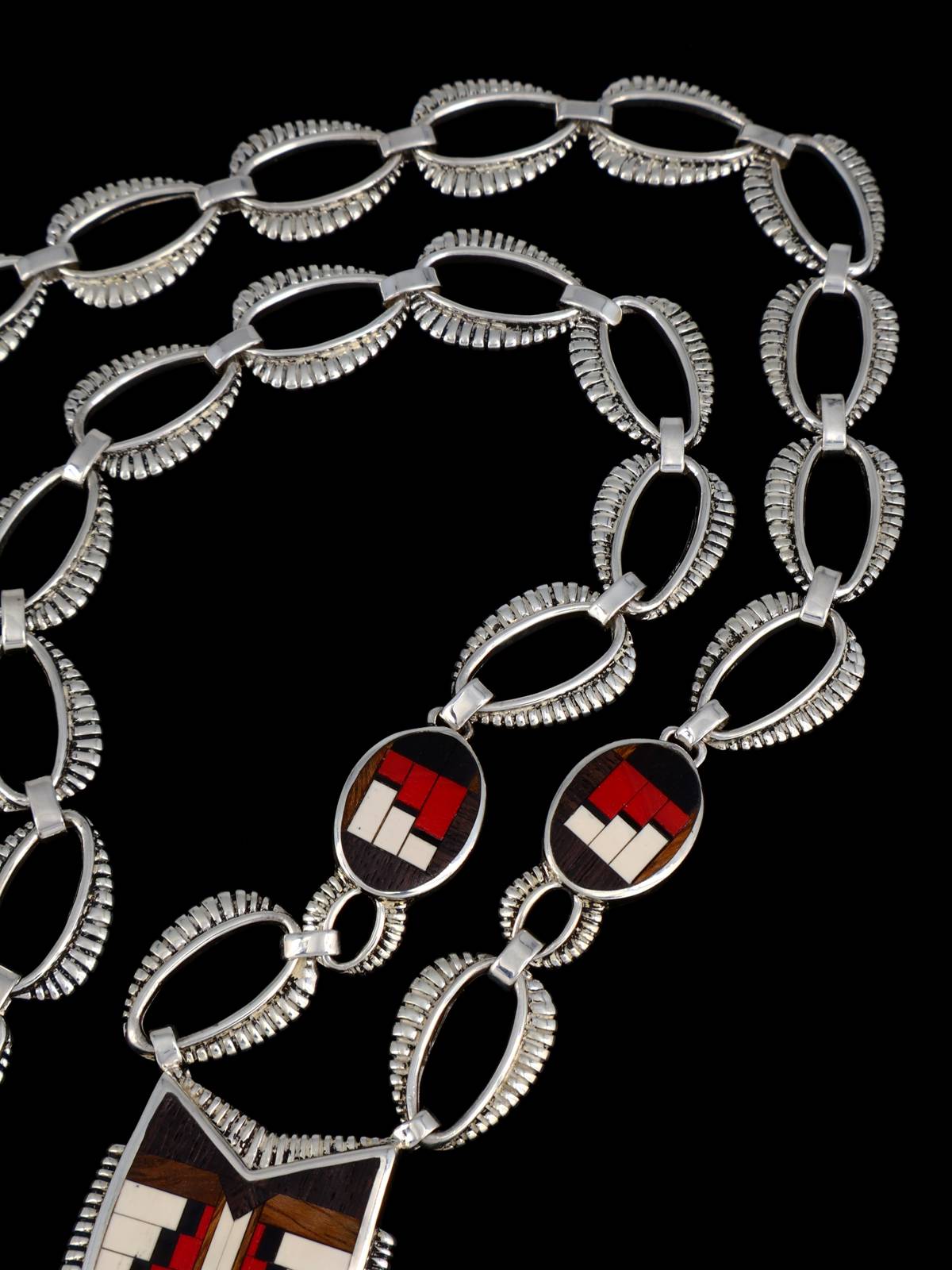 Collar con figura Yei con incrustaciones de turquesa y incrustaciones Zuni