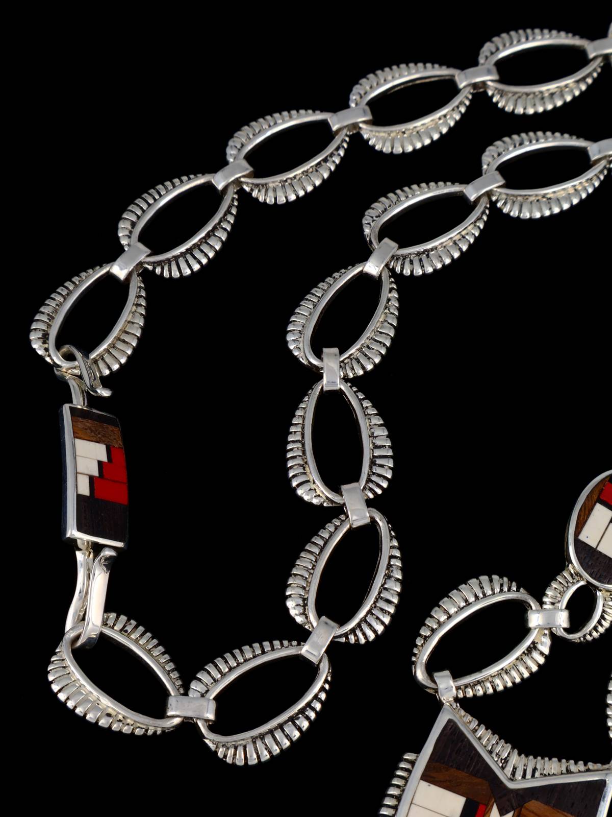 Collar con figura Yei con incrustaciones de turquesa y incrustaciones Zuni