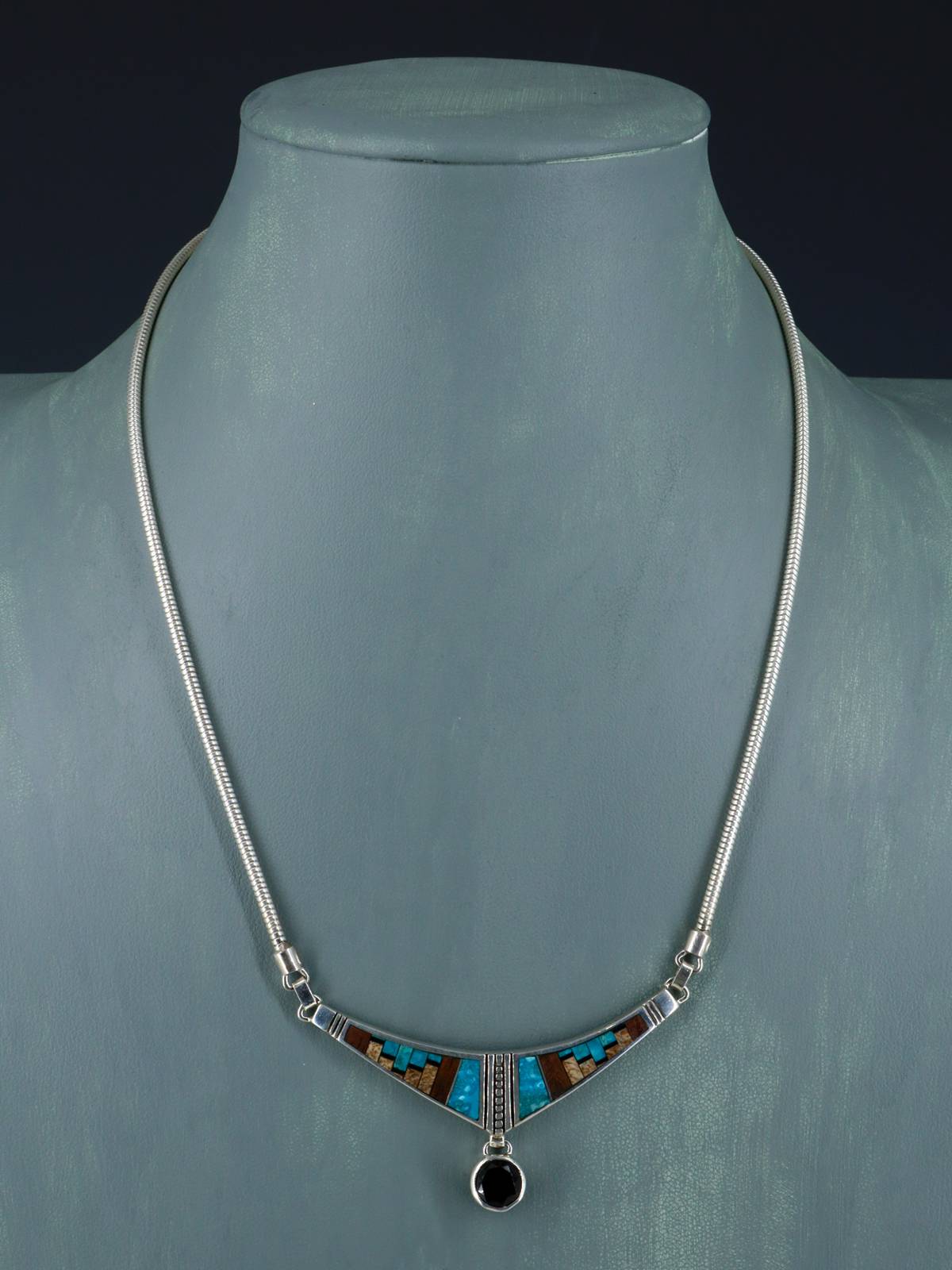 Collar con figura Yei con incrustaciones de turquesa y incrustaciones Zuni
