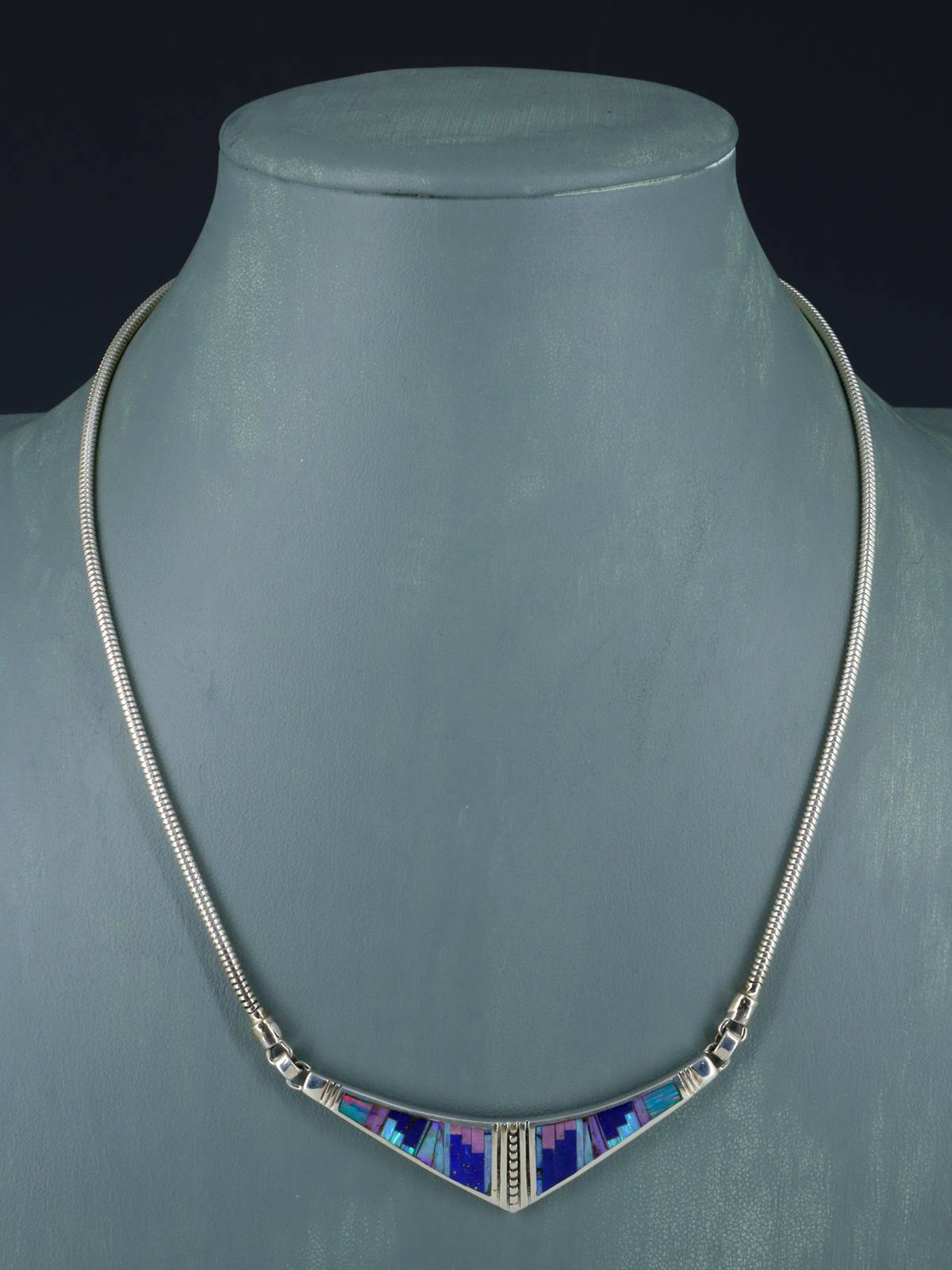 Collar con figura Yei con incrustaciones de turquesa y incrustaciones Zuni