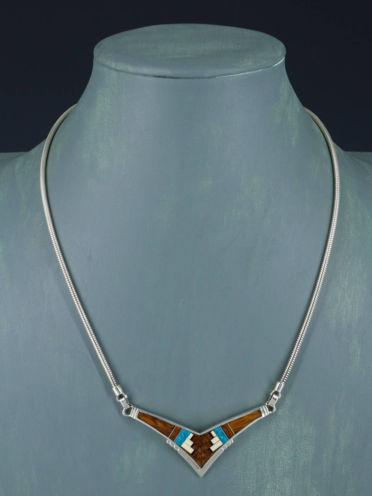 Collar con figura Yei con incrustaciones de turquesa y incrustaciones Zuni