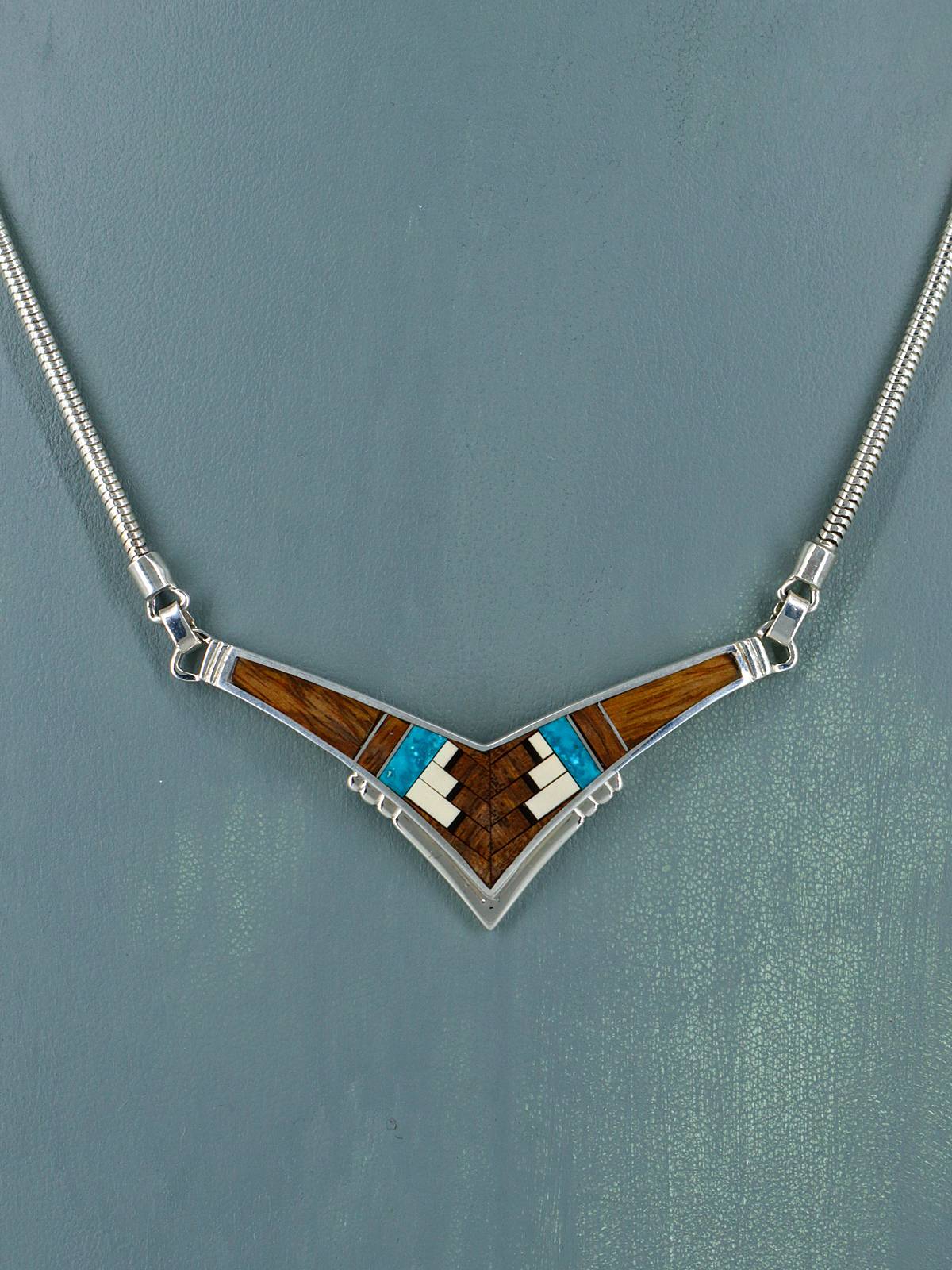 Collar con figura Yei con incrustaciones de turquesa y incrustaciones Zuni