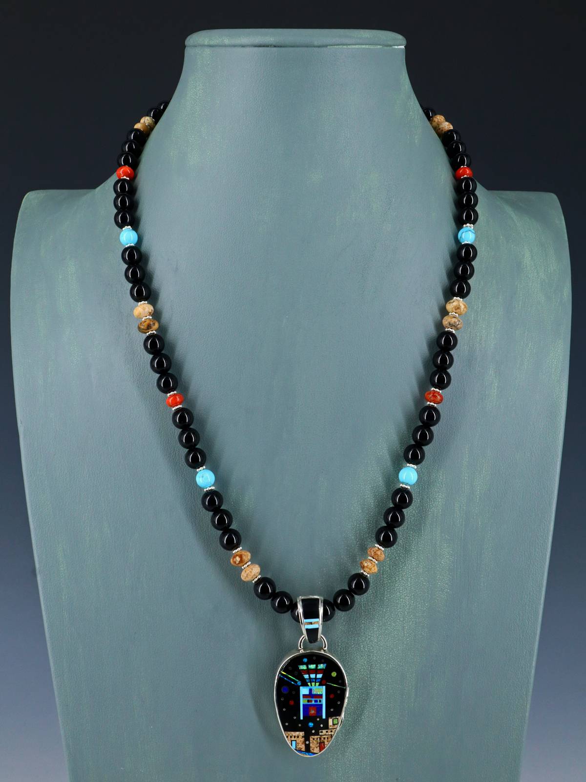 Collar con colgante de oso reversible con incrustaciones de búfalo blanco navajo