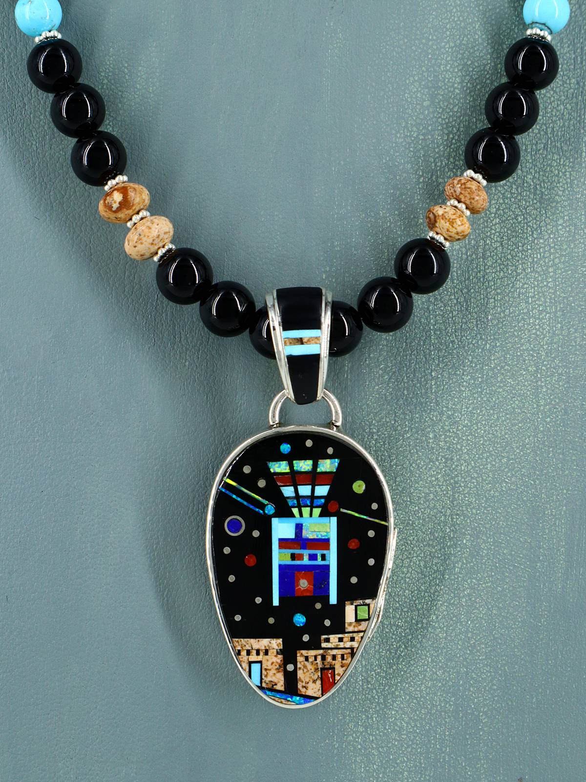 Collar con colgante de oso reversible con incrustaciones de búfalo blanco navajo