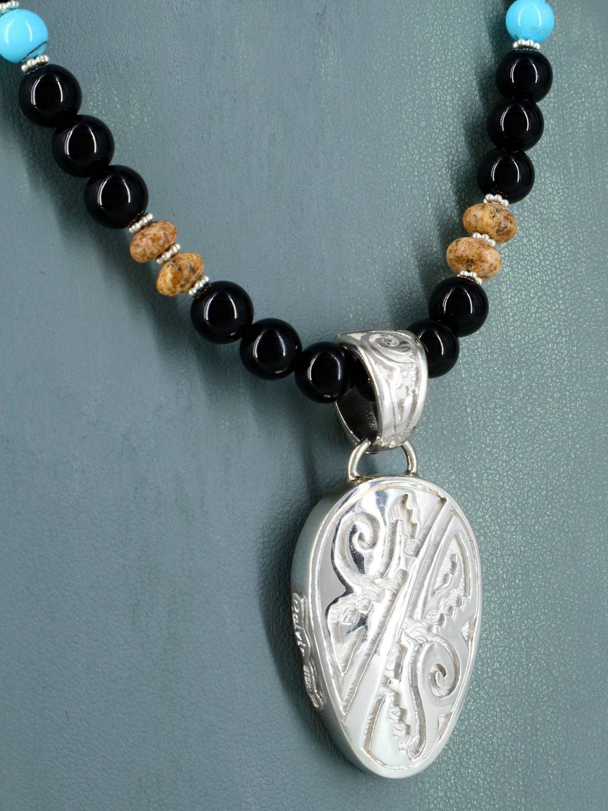 Collar con colgante de oso reversible con incrustaciones de búfalo blanco navajo