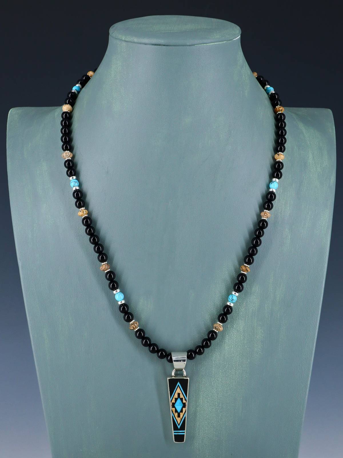 Collar con colgante de oso reversible con incrustaciones de búfalo blanco navajo