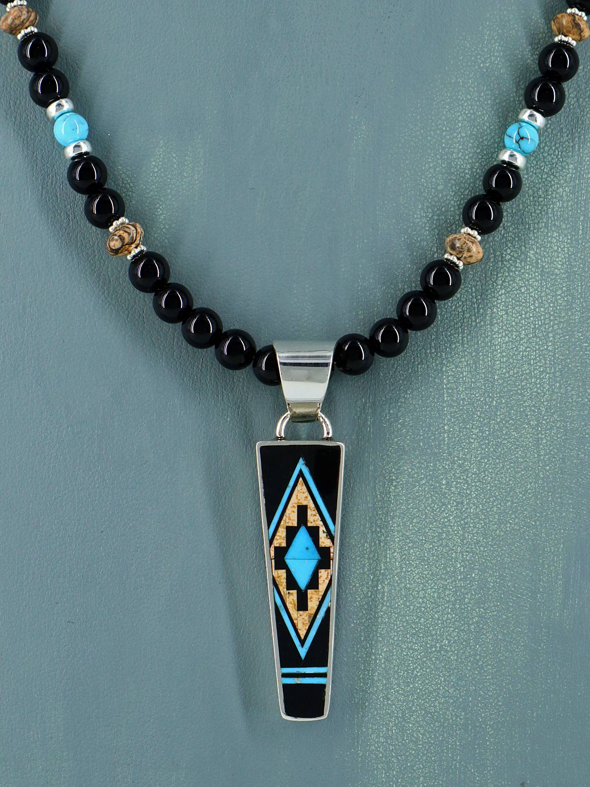 Collar con colgante de oso reversible con incrustaciones de búfalo blanco navajo