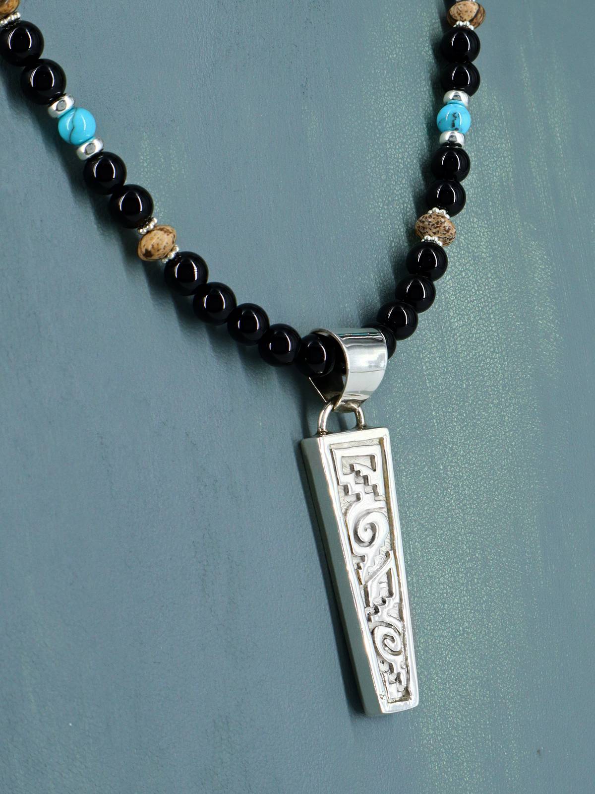 Collar con colgante de oso reversible con incrustaciones de búfalo blanco navajo