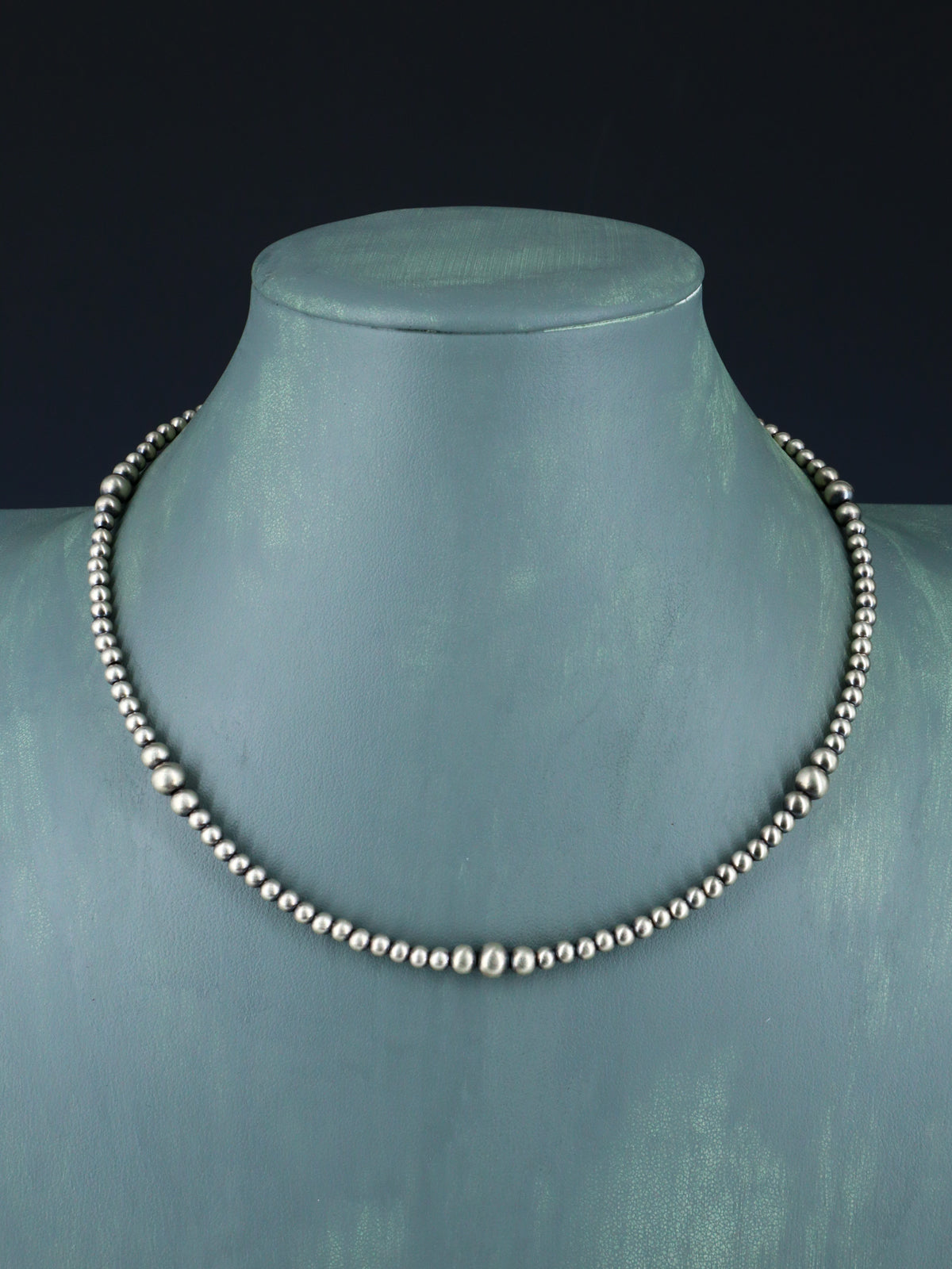 Collier de perles à brin unique en argent sterling Navajo