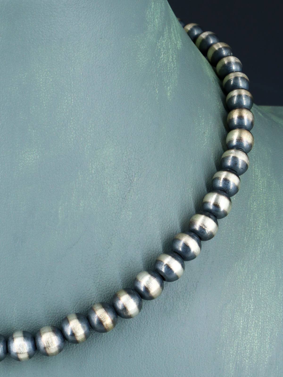 Collar de cuentas de plata de ley de una sola hebra de joyería Navajo de 18.0 in