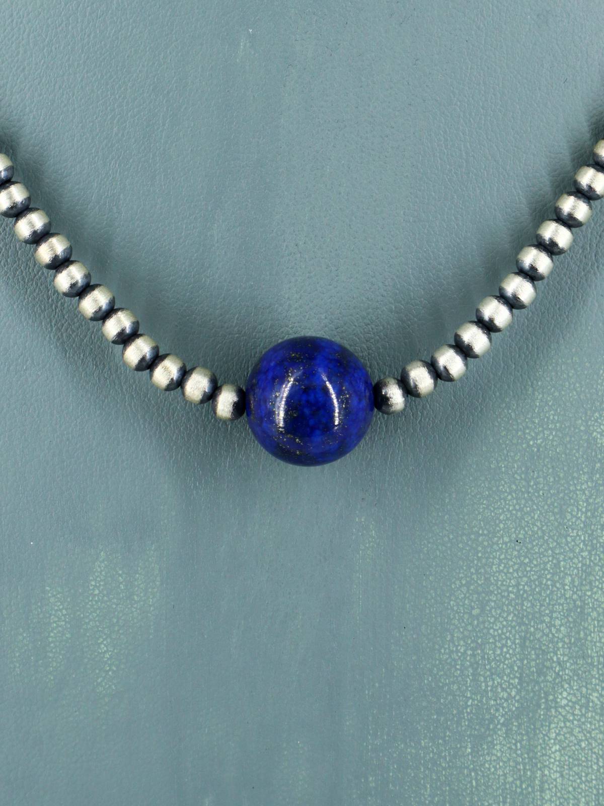 Collar de cuentas de plata y lapislázuli nativo americano