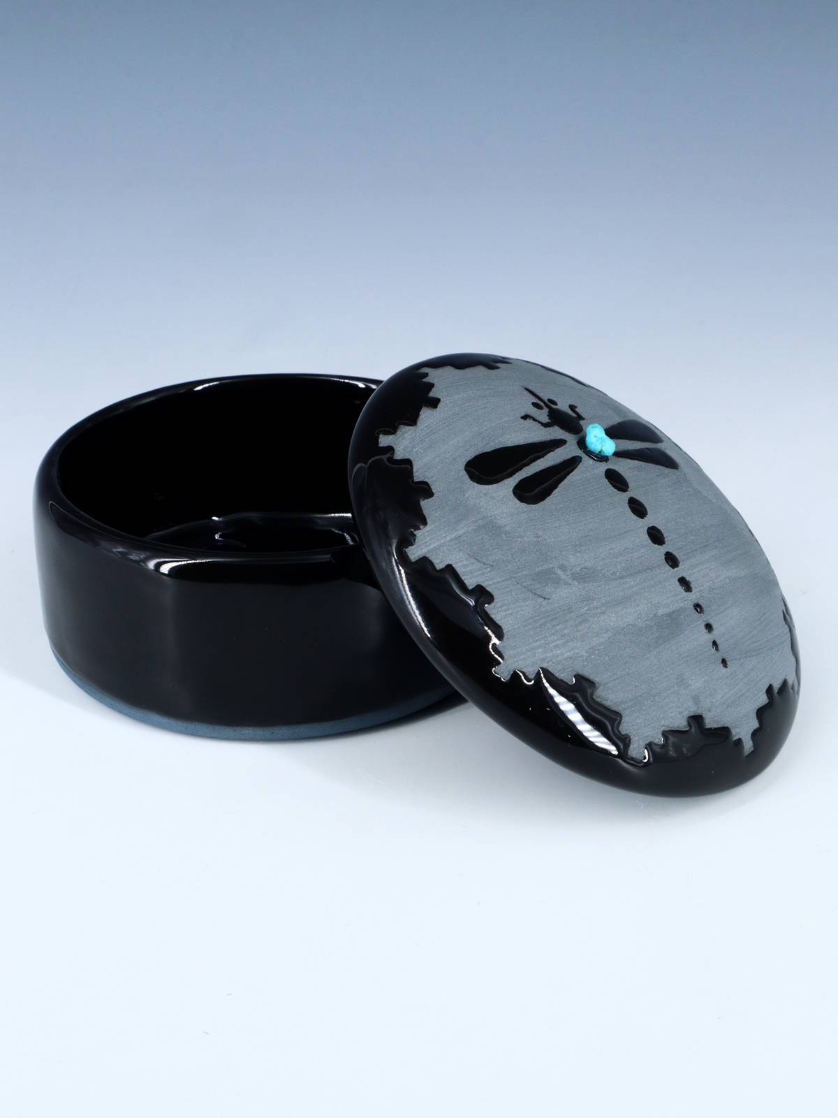 Boîte à bijoux colibri en poterie noire San Juan Pueblo
