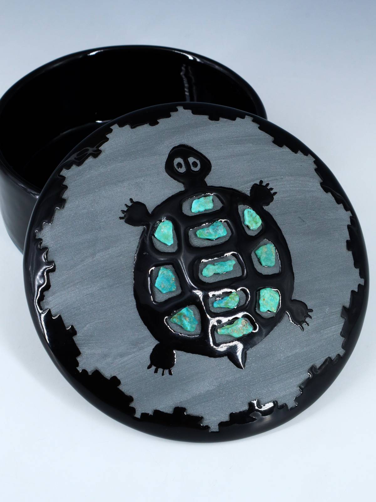Boîte à bijoux colibri en poterie noire San Juan Pueblo