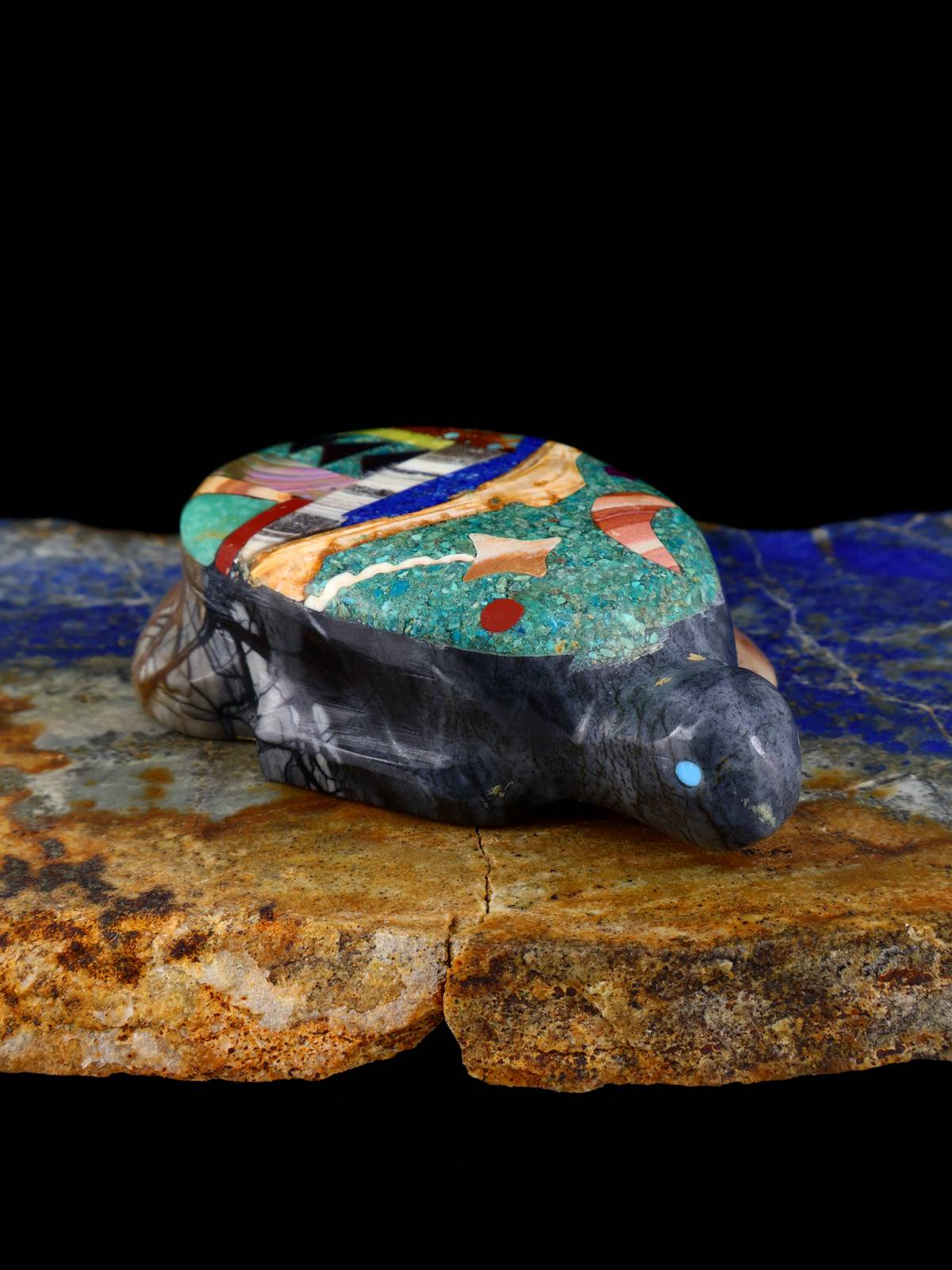 Fetiche Zuni de tortuga con incrustaciones de mosaico