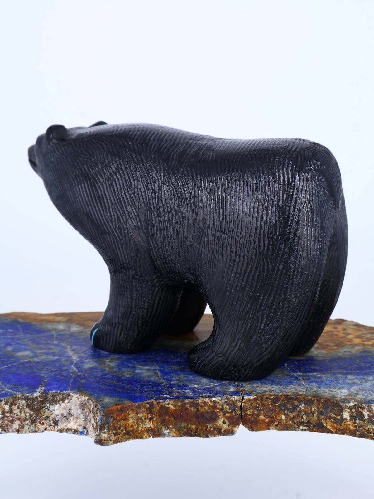 Fetiche Zuni del oso de mármol blanco