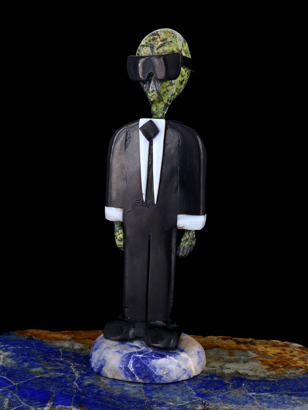 Serpentine Men In Black Alien Zuni Fetish - PuebloDirect.com