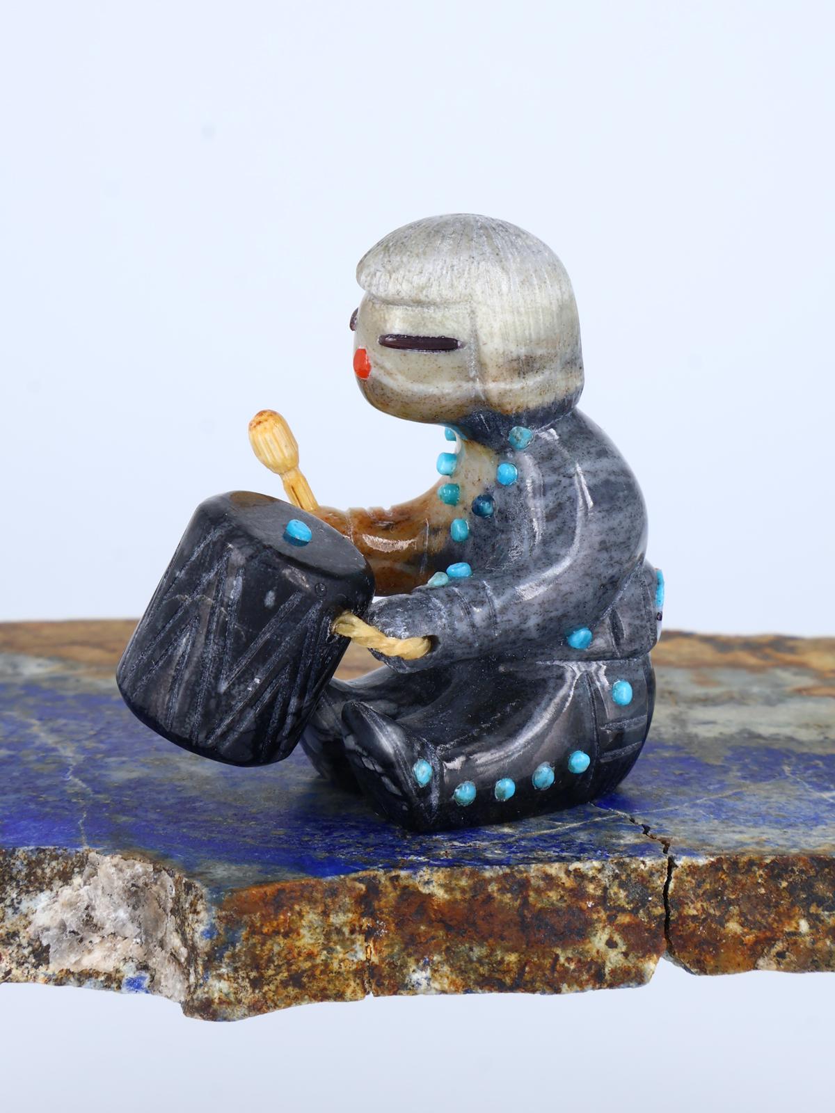 Serpentine baterista Zuni Fetiche