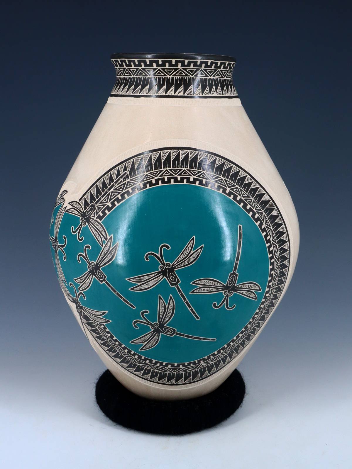 Mata Ortiz Hand Coiled Etched Pottery Vase - PuebloDirect.com