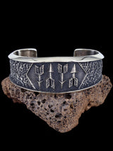 Pulsera de puño de hueso de dinosaurio con gema de plata de ley fundida de Tufa Navajo