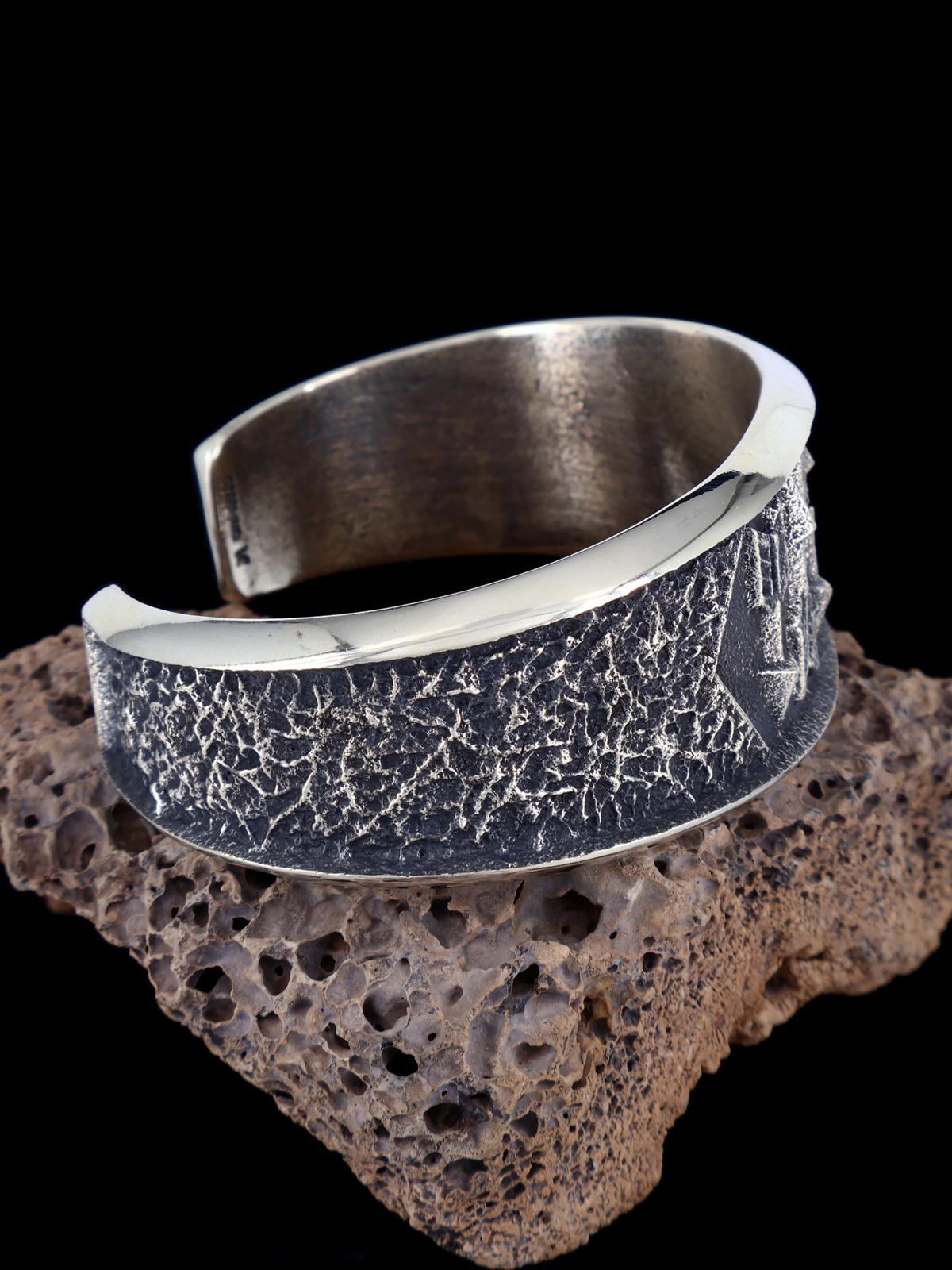 Pulsera de puño de hueso de dinosaurio con gema de plata de ley fundida de Tufa Navajo