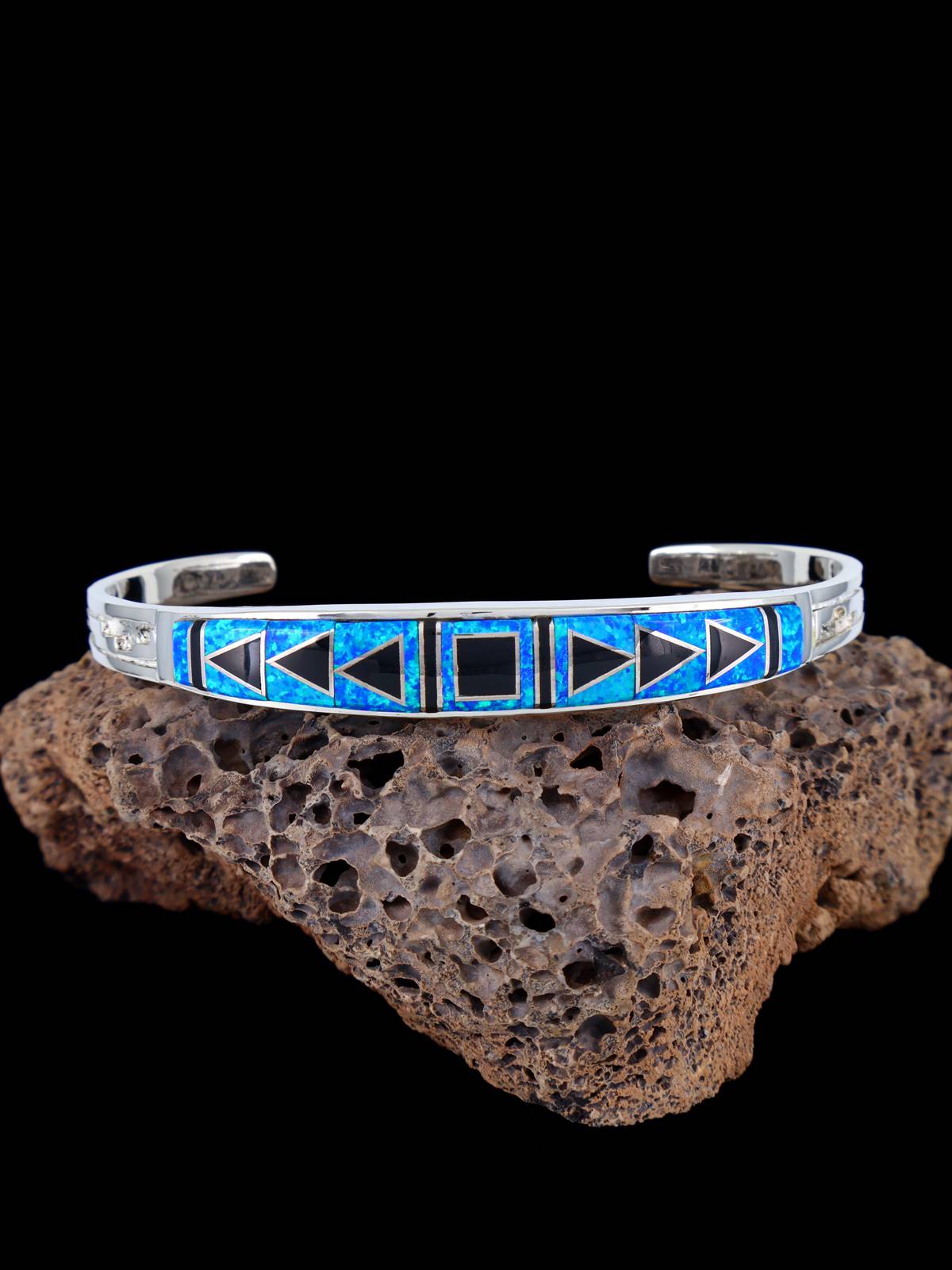 Pulsera Navajo de plata de ley con incrustaciones de cielo nocturno