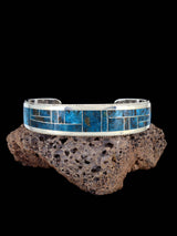 Brazalete con incrustaciones de turquesa y ostra espinosa Zuni de plata de ley