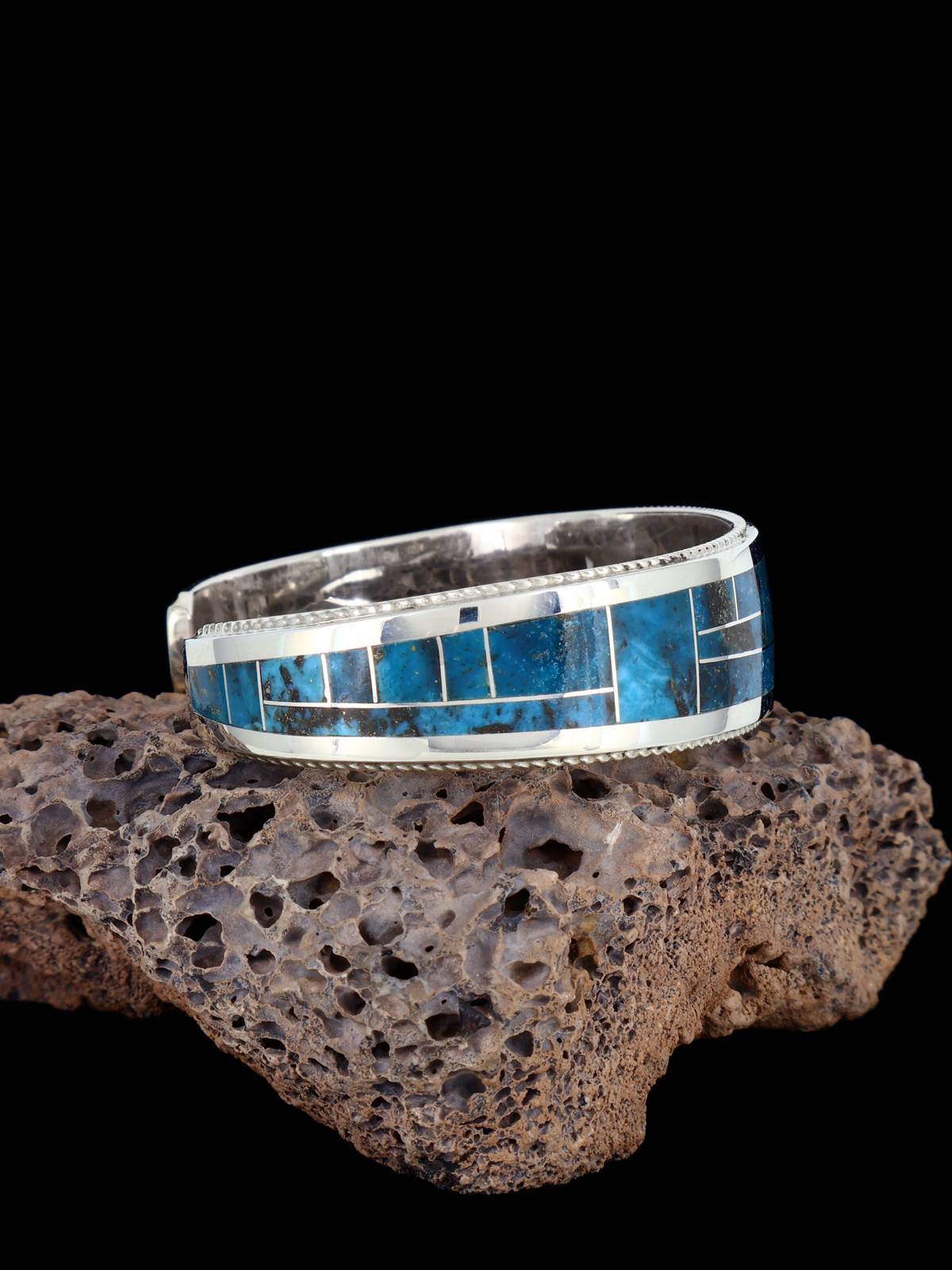 Brazalete con incrustaciones de turquesa y ostra espinosa Zuni de plata de ley