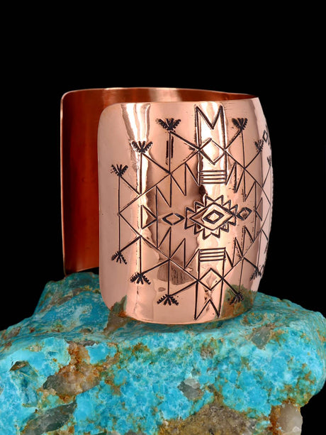 Pulsera de puño Navajo de plata de ley Pueblo Storyteller