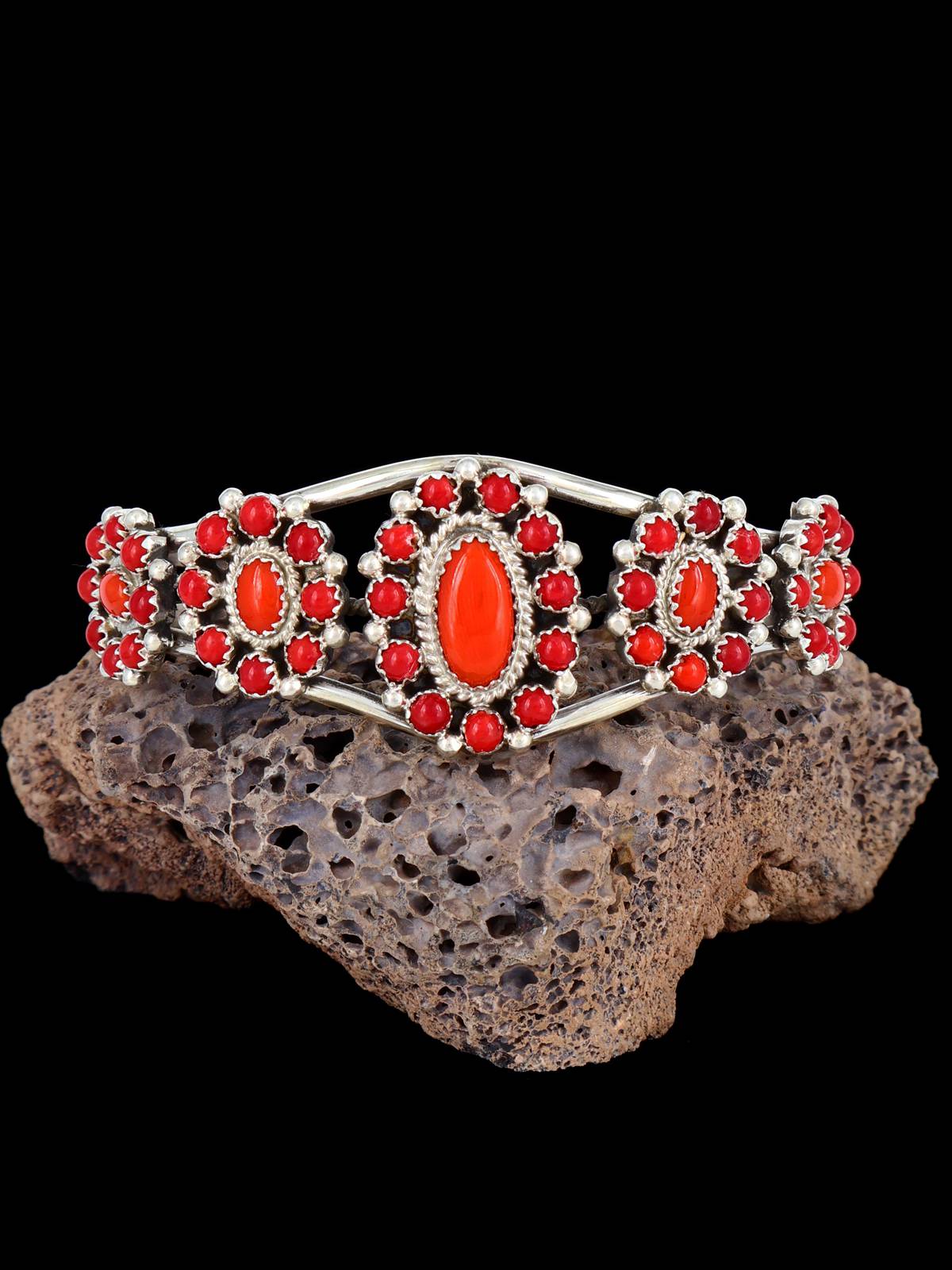 Brazalete de plata de ley con fila de coral navajo